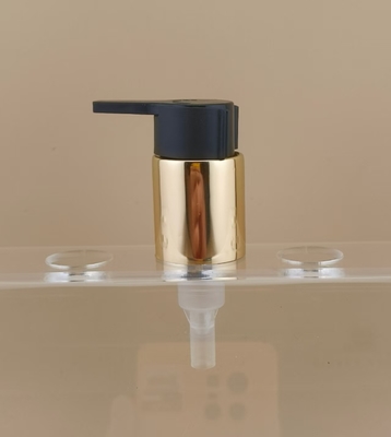 Zwarte en gouden roompomp K702-1 voor cosmetische flessen
