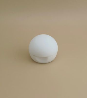 Witte plastic kleine gladde matte bolle deksel voor cosmetische flessen