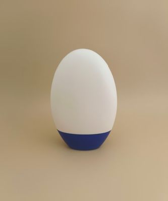 Wit glad plastic flesje met blauw deksel voor shampoo