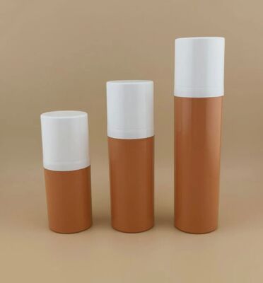 Nieuw ontwerp Bruine draagbare plastic luchtloze fles en reisgemak met witte hoes 1A