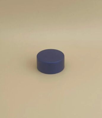 Delicaat ontworpen donkerblauwe plastic dop voor huidverzorgingsflessen