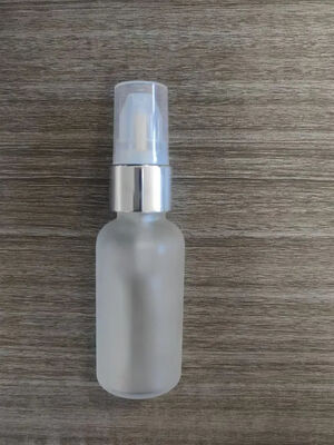 Kleurrijke glazen fles met pomp