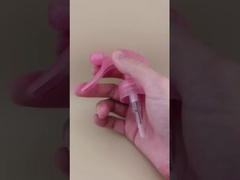 Kleine roze sprayer voor huishoudelijk schoonmaken