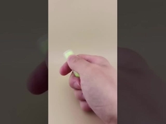 Groene kleine lippenbalsemverpakking met doorzichtige geribbelde deksel voor lippenstiften