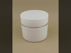 Witte plastic crème pot met zilverkleurige rand voor dameslotion