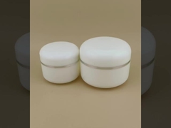 Ronde rand witte plastic crème pot met zilveren rand voor vrouwelijke lotion