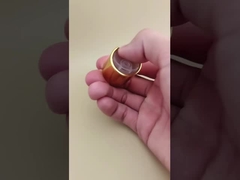 Gele aluminium-kunststof ronde gladde dop met doorzichtige knop voor huidverzorgingsflessen