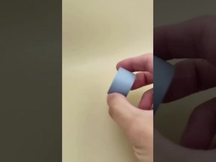 Blauwgrijze, ronde, gladde, matte plastic dop voor cosmetische flessen