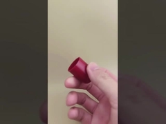 Mooi ontworpen rode plastic dop voor huidverzorgingsflessen