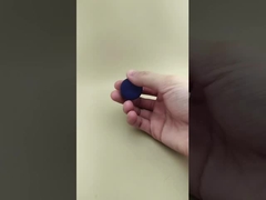 Delicaat ontworpen donkerblauwe plastic dop voor huidverzorgingsflessen