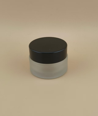 Helder geribde glazen crème pot met zwart schroefdeksel voor vrouwelijke lotion