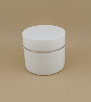 Witte plastic crème pot met zilverkleurige rand voor dameslotion