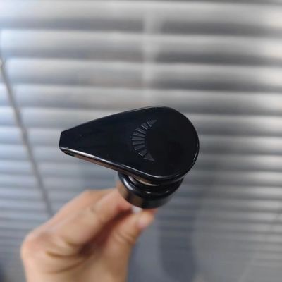 PP-lotionpomp met fijn geribbelde sluiting zadelkop Plastic schroef slot lotionpomp