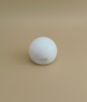 Witte, gladde, bolvormige plastic deksel voor cosmetische flessen