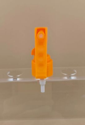 Oranje kunststof mini-triggerspuit voor kappers