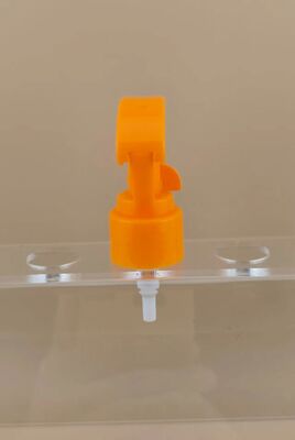 Oranje kunststof mini-triggerspuit voor kappers