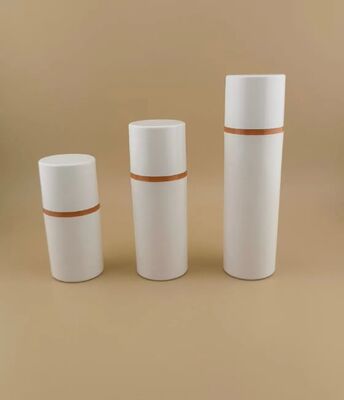 Nieuw ontwerp Bruine draagbare plastic luchtloze fles en reisgemak met witte hoes