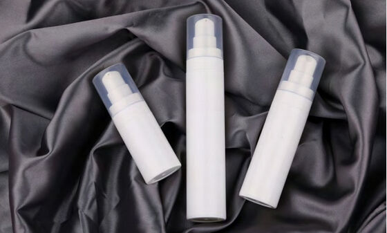 Cosmetische verpakking Ronde plastic lotion crème lege luchtloze fles met pompkop