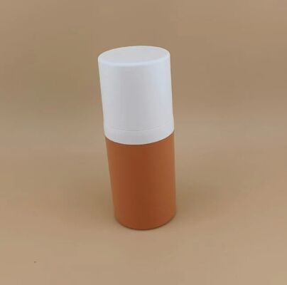 Nieuw ontwerp Bruine draagbare plastic luchtloze fles en reisgemak met witte hoes 1A