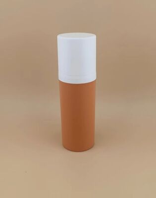 Nieuw ontwerp Bruine draagbare plastic luchtloze fles en reisgemak met witte hoes 1A