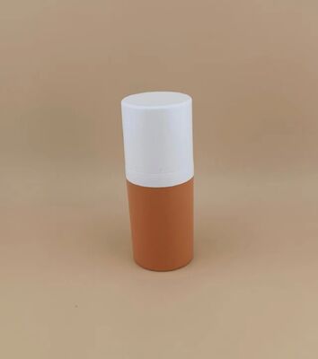 Nieuw ontwerp Bruine draagbare plastic luchtloze fles en reisgemak met witte hoes 1B