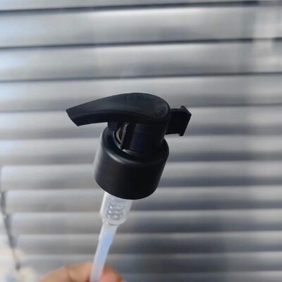 Nieuw ontwerp 24mm 28mm Plastic Lotion Pump met linker-rechts slot Twist Lotion Pump met clip