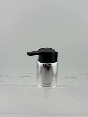 28/410 Matzwarte plastic crèmepomp met clip voor cosmeticaverpakkingen