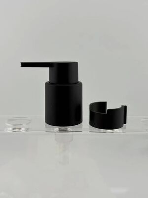 28/410 Matzwarte plastic crèmepomp met clip voor cosmeticaverpakkingen