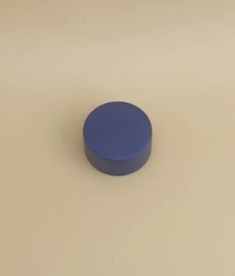 Delicaat ontworpen donkerblauwe plastic dop voor huidverzorgingsflessen