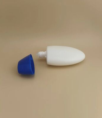 Wit glad plastic flesje met blauw deksel voor shampoo
