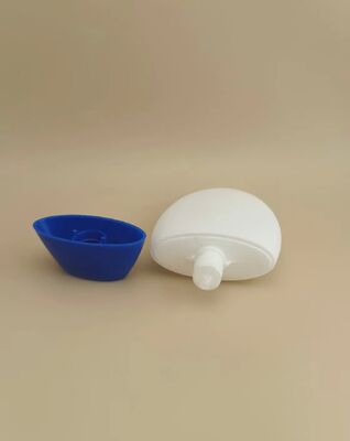 Wit glad plastic flesje met blauw deksel voor shampoo