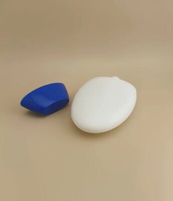 Wit glad plastic flesje met blauw deksel voor shampoo