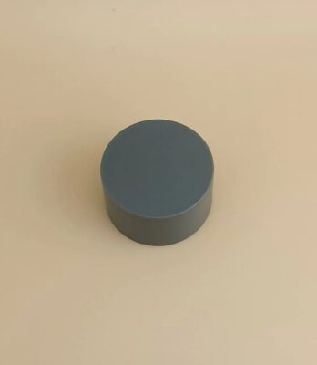 Grijze, gladde, matte plastic dop voor cosmetische flessen