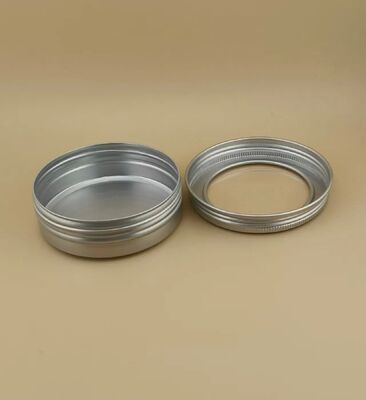 Grote zilverkleurige aluminium behuizing met doorzichtige schroefdop voor cosmetica