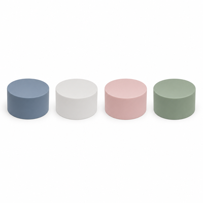 Blauwgrijze, ronde, gladde, matte plastic dop voor cosmetische flessen