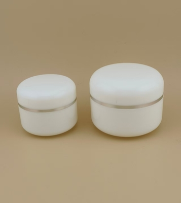 Ronde rand witte plastic crème pot met zilveren rand voor vrouwelijke lotion