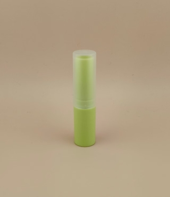 Groene kleine lippenbalsemverpakking met doorzichtige geribbelde deksel voor lippenstiften