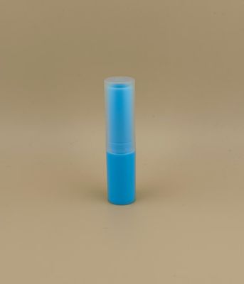 Blauwe kleine lipbalsemverpakking met helder geribbed deksel voor lippenstift