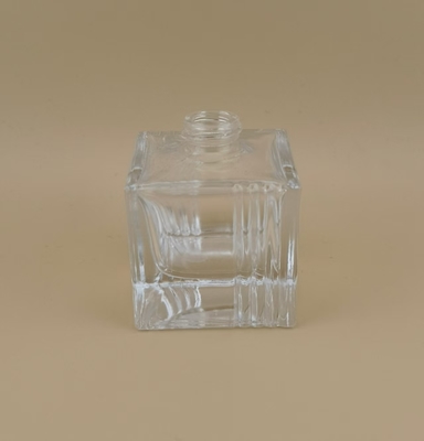 Vierkante dikke zool gladde heldere glazen fles voor auto-parfum