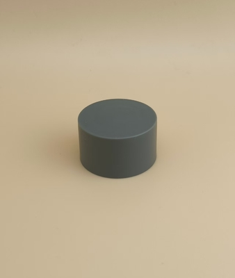 Grijze, gladde, matte plastic dop voor cosmetische flessen