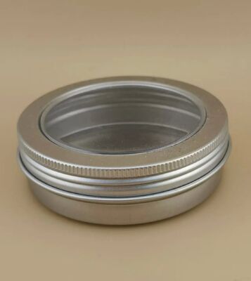 Grote zilverkleurige aluminium behuizing met doorzichtige schroefdop voor cosmetica