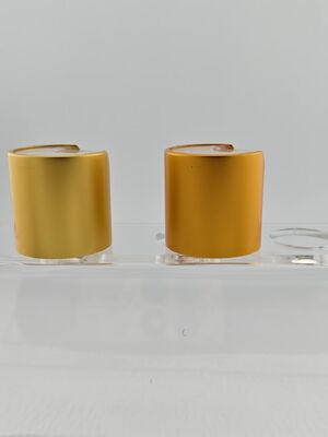 Gele aluminium-kunststof ronde gladde dop met doorzichtige knop voor huidverzorgingsflessen